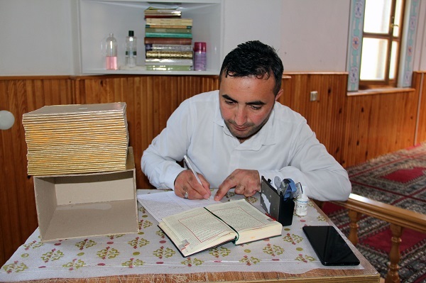 8 ayda Kur'an-ı Kerim'i elle yazdı