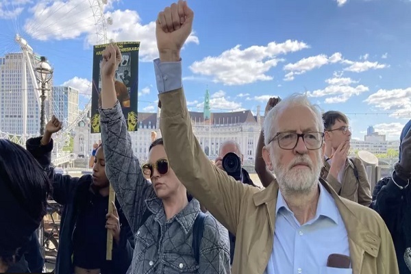 Siyahi bir gencin Londra'da polis tarafından öldürülmesi protesto ediliyor