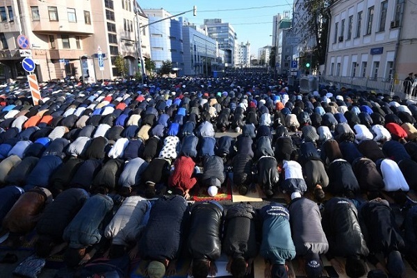 Fransa’da halka açık yerlerde namaz kılmak tartışmalı hale geldi