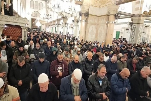 Mescid-i Aksa'da kalabalık sabah namazı