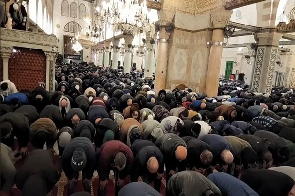 Mescid-i Aksa'da kalabalık sabah namazı