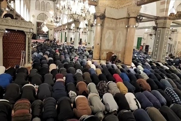 Mescid-i Aksa'da kalabalık sabah namazı