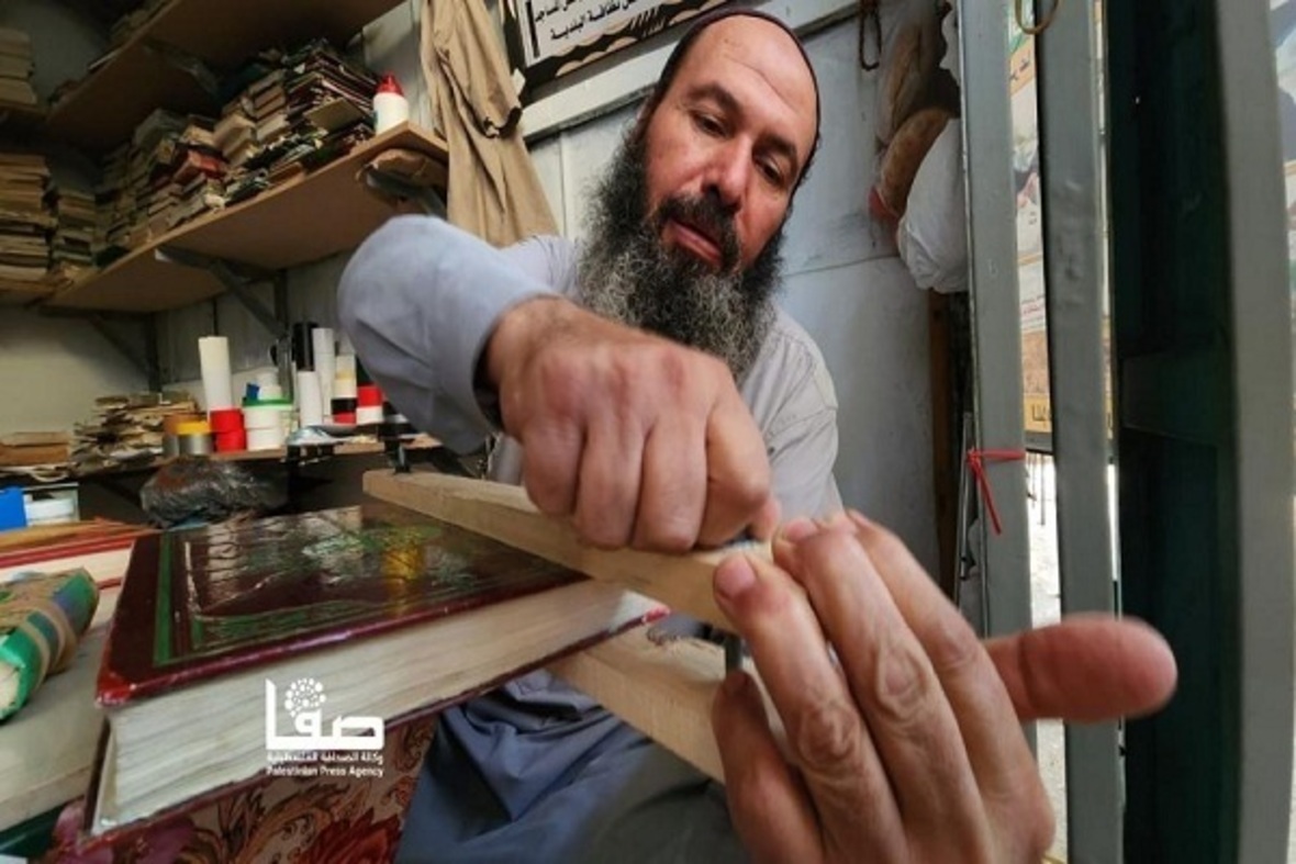 Filistinli hayırsever Kur’an-ı Kerimleri ücretsiz onarıyor