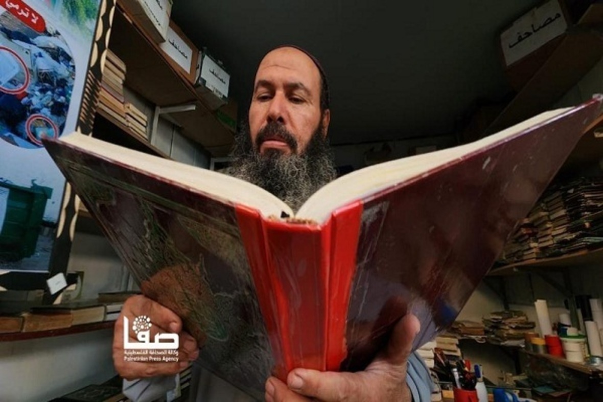 Filistinli hayırsever Kur’an-ı Kerimleri ücretsiz onarıyor