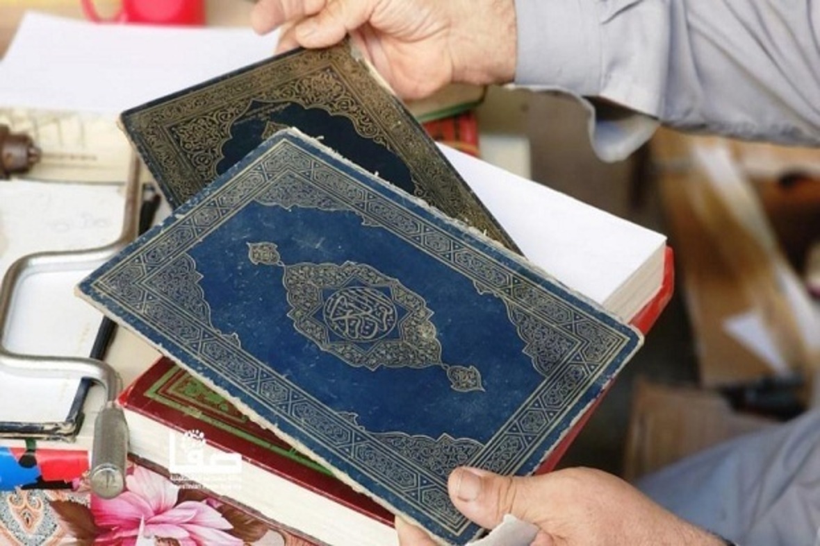 Filistinli hayırsever Kur’an-ı Kerimleri ücretsiz onarıyor