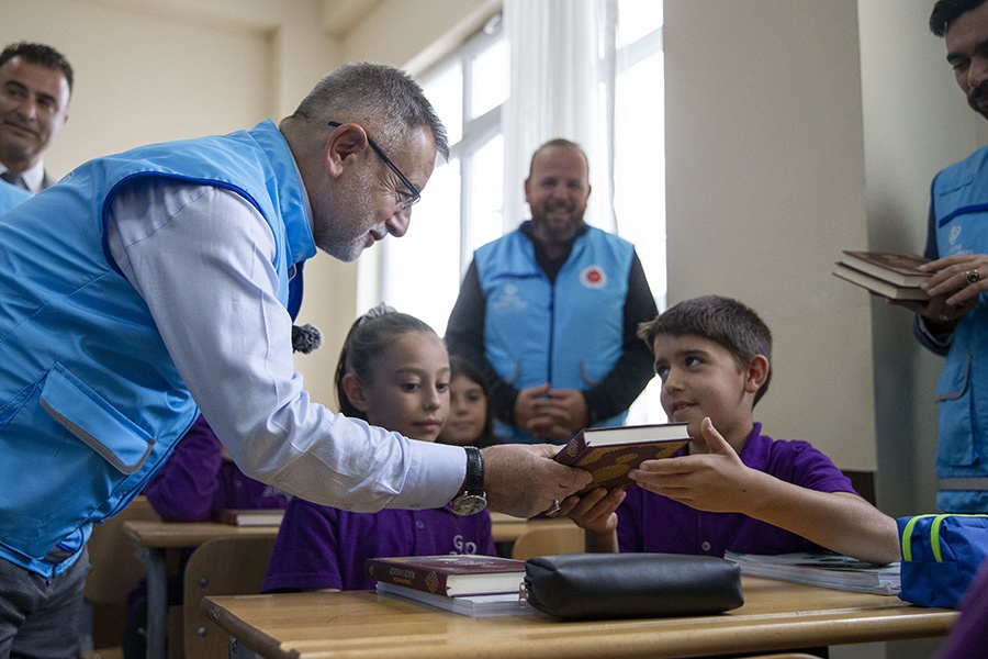 Kur'an dersini seçmeli olarak alan öğrencilere Kur'an hediye edildi