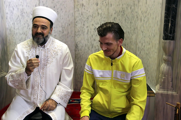 Gezmek için geldi Müslüman oldu Gezmek için geldi Müslüman oldu