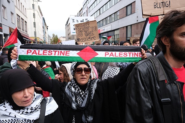 Almanya'da binlerce kişi, İsrail'in Gazze'ye yönelik saldırılarını protesto etti