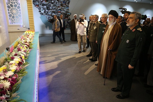 Ayetullah Hamenei'nin Devrim Muhafızları Havacılık ve Uzay Fuarı'nı ziyareti