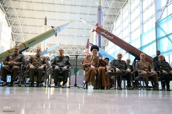 Ayetullah Hamenei'nin Devrim Muhafızları Havacılık ve Uzay Fuarı'nı ziyareti