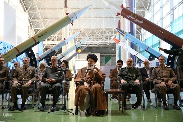 Ayetullah Hamenei'nin Devrim Muhafızları Havacılık ve Uzay Fuarı'nı ziyareti