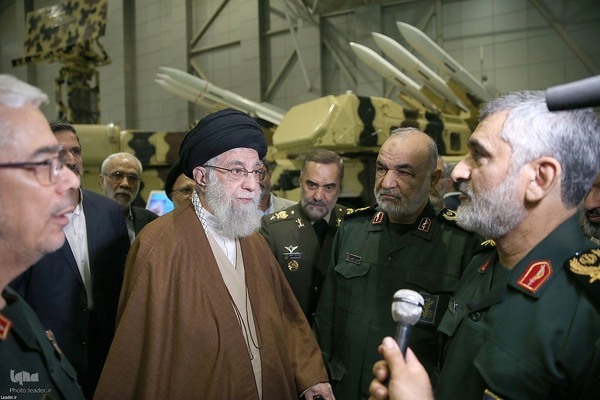 Ayetullah Hamenei'nin Devrim Muhafızları Havacılık ve Uzay Fuarı'nı ziyareti