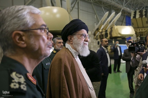 Ayetullah Hamenei'nin Devrim Muhafızları Havacılık ve Uzay Fuarı'nı ziyareti