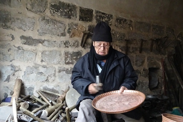 Hafız usta, Kur'an okuyarak bakırcılık yapıyor