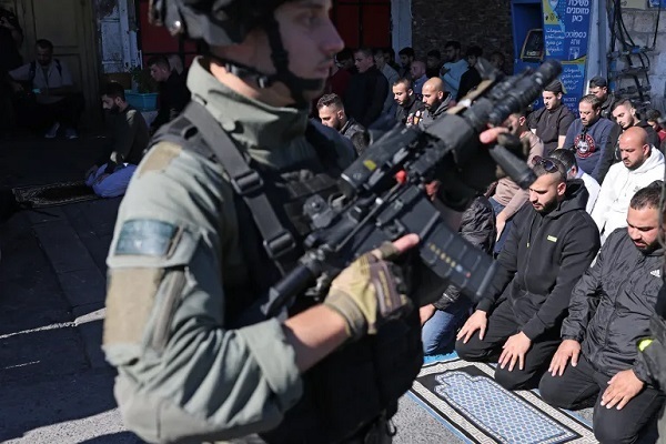 Siyonist rejim  birkez daha Filistinlilerin Mescid-i Aksa’da namaz kılmasını engelledi