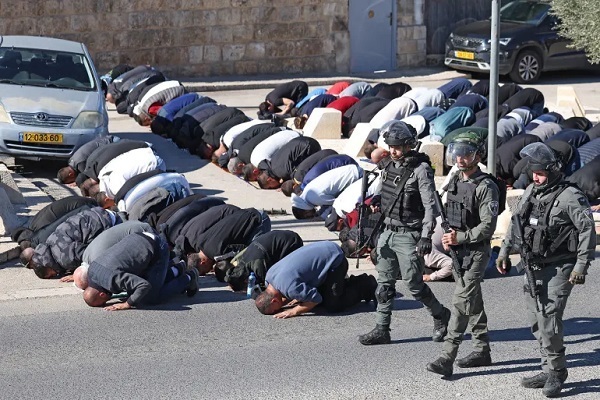 Siyonist rejim  birkez daha Filistinlilerin Mescid-i Aksa’da namaz kılmasını engelledi