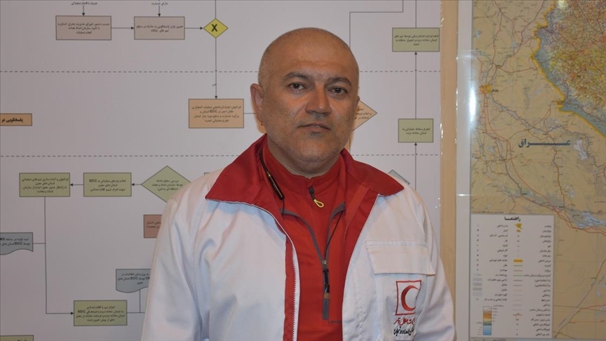 Tebrizli arama kurtarma ekibi 5 kişiyi enkazdan canlı çıkardı