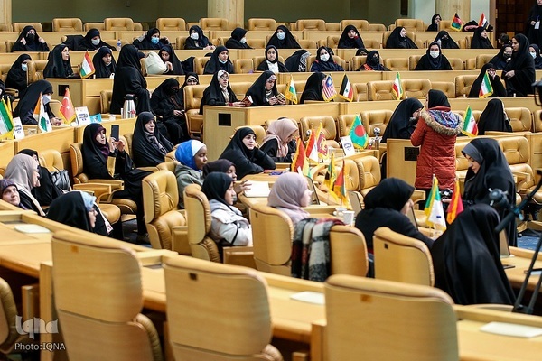 İran Uluslararası Kur'an-ı Kerim yarışmasının kadınlar bölümü | Fotoğraf