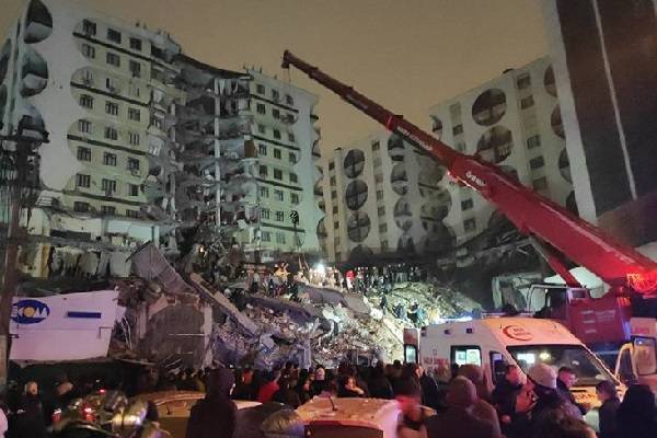 Kahramanmaraş'ta 7,4 ve Gaziantep'te 6,5 ile 6,4 büyüklüğünde deprem