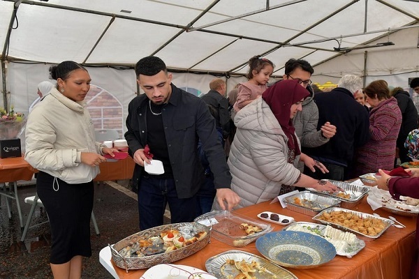 İrlandalıların camilerin kapıları açık töreni yoğun ilgi gördü