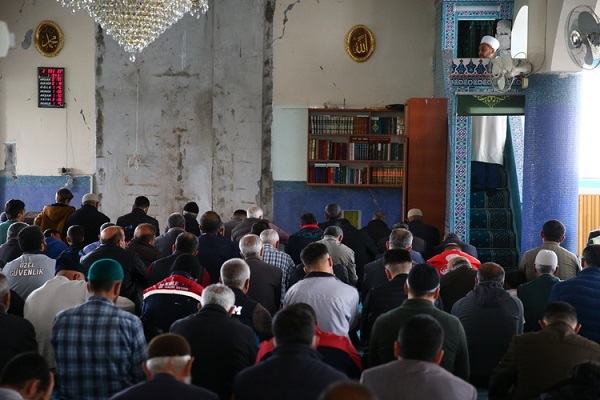 Adıyaman'da depremde minaresi yıkılan camide ezan sesi susmadı