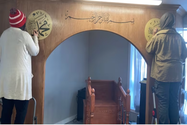Kanada’da bir camii Kur’an sanatçısının hatlarıyla güzelleşti