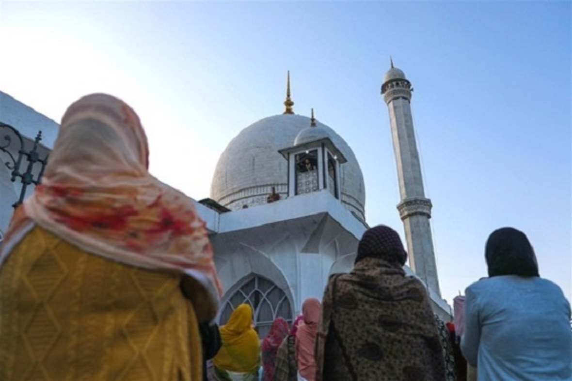 Ramazan'ın son günlerinde Hindistanlı Müslüman kadınlar camilere akın ediyor