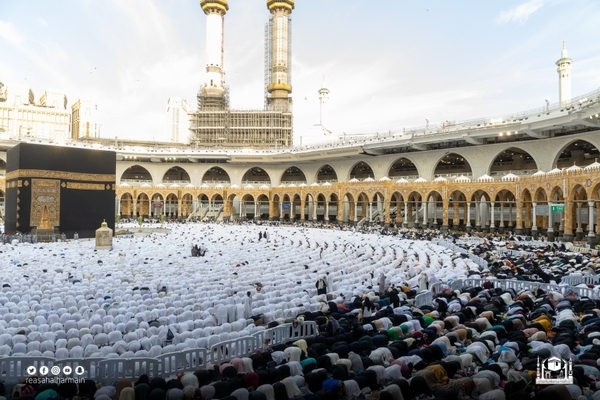 Mescid-i Haram ve Mescid-i Nebevi’de Ramazan Bayramı namazı + foto