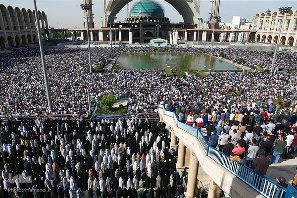 İnkılap rehberinin imametinde bayram namazı | Fotoğraf