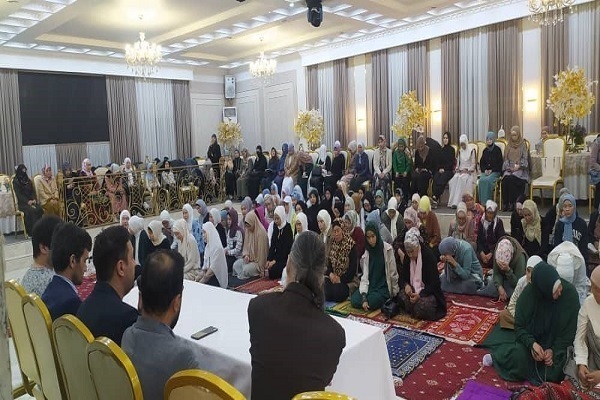 Bişkek camilerinde İranlı karinin Kur'an tilaveti