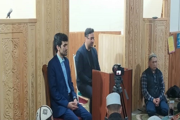 Bişkek camilerinde İranlı karinin Kur'an tilaveti