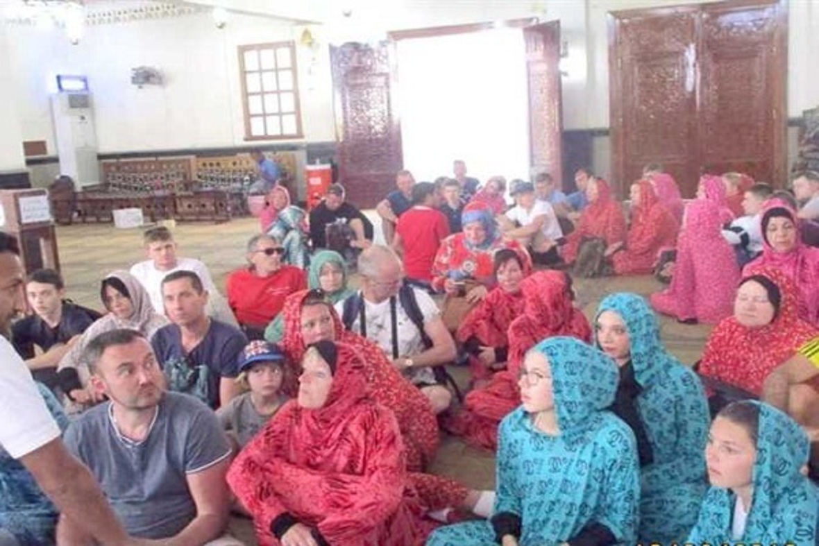 Mısır'daki Mina Camisi'ni ziyaret eden yabancı turistler başörtüsü bağladı