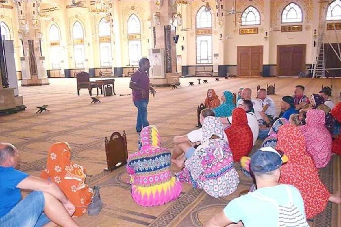 Mısır'daki Mina Camisi'ni ziyaret eden yabancı turistler başörtüsü bağladı
