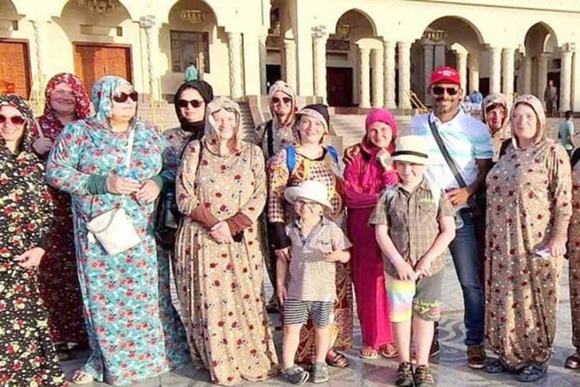 Mısır'daki Mina Camisi'ni ziyaret eden yabancı turistler başörtüsü bağladı