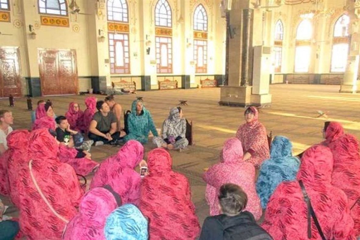 Mısır'daki Mina Camisi'ni ziyaret eden yabancı turistler başörtüsü bağladı