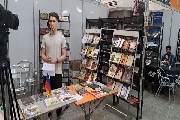 Kitap Fuarı Rusya stantında Kur’ani ilimler kitabı sunuluyor + fotoğraf