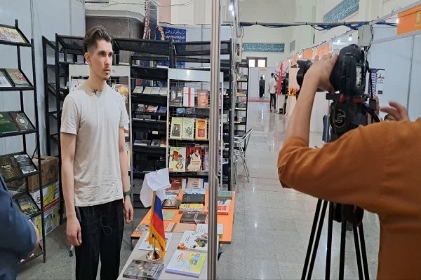 Kitap Fuarı Rusya stantında Kur’ani ilimler kitabı sunuluyor + fotoğraf