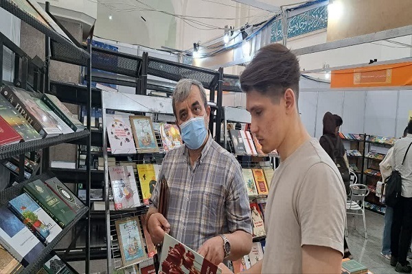 Kitap Fuarı Rusya stantında Kur’ani ilimler kitabı sunuluyor + fotoğraf