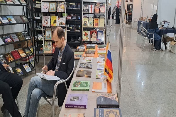 Kitap Fuarı Rusya stantında Kur’ani ilimler kitabı sunuluyor + fotoğraf