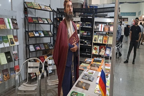 Kitap Fuarı Rusya stantında Kur’ani ilimler kitabı sunuluyor + fotoğraf