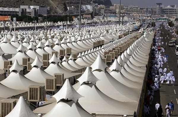 Arafat çölünde hacılar için çadırlar kuruldu + video