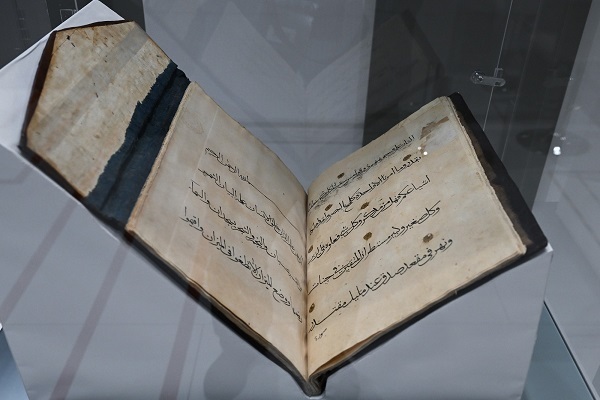 Abu Dabi Kitap Fuarı’ndaki nadir el yazmalarına kısa bir bakış + video