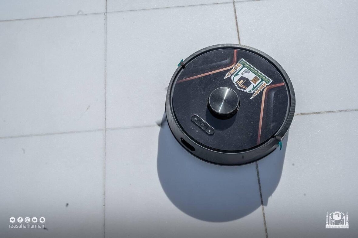 Kabe'nin üstü robot süpürgelerle 20 dakikada temizleniyor | Fotoğraf