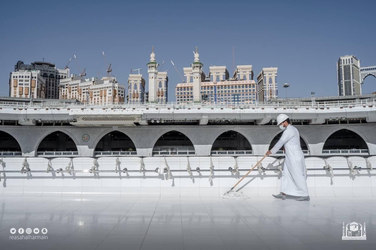 Kabe'nin üstü robot süpürgelerle 20 dakikada temizleniyor | Fotoğraf