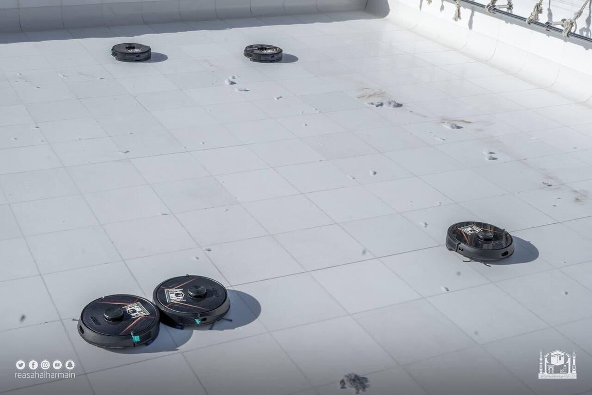 Kabe'nin üstü robot süpürgelerle 20 dakikada temizleniyor | Fotoğraf