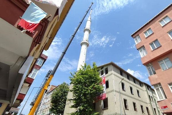 Risk nedeniyle kapatılan cami yıkılıyor