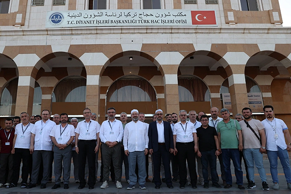 Erbaş, Medine’de Türk Hac İşleri Ofisi’ni ziyaret etti