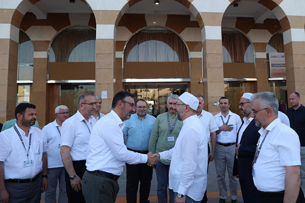 Erbaş, Medine’de Türk Hac İşleri Ofisi’ni ziyaret etti