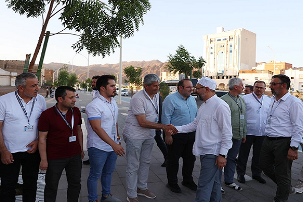 Erbaş, Medine’de Türk Hac İşleri Ofisi’ni ziyaret etti
