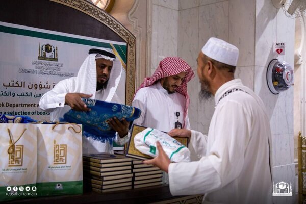 Beytül Haram hacılarına hediyeler dağıtılıyor